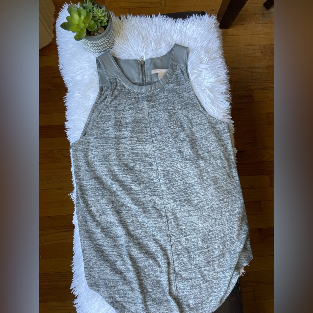 Banana Republic sleeveless blouse 🩶